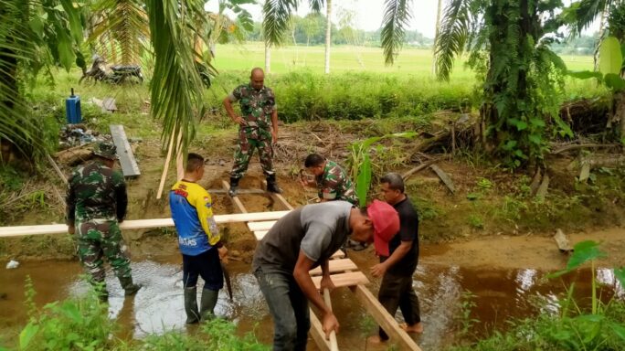 Respon Keluhan Petani, Koramil Babahrot Bangun Swadaya Jembatan Darurat
