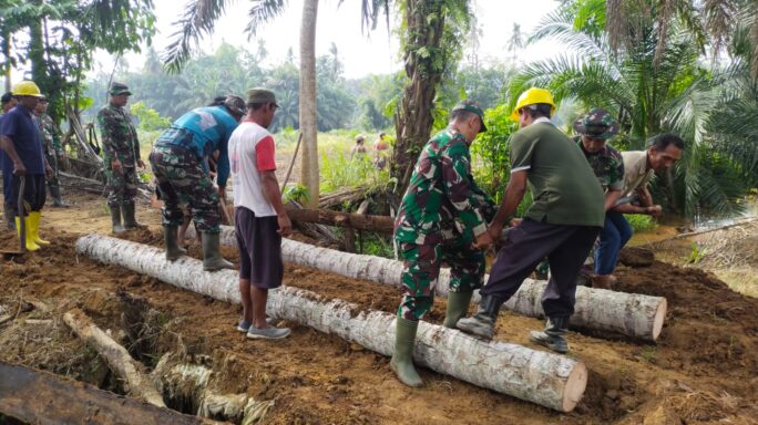 Koramil 08/Rantau Gotong Royong Rehab Jembatan Akses Pertanian