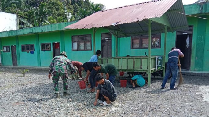 Demi Kenyamanan Proses Menimba Ilmu Agama, Tim Satgas TMMD Reguler Ke – 120 Kodim 0105/Abar Ajak Santri Dan Masyarakat Bersihkan Areal Dayah Al – Inabah