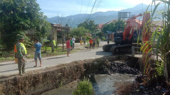 Babinsa Bersama Instansi Terkait Dan Warga Masyarakat Gotong Royong Bersihkan Parit Desa.