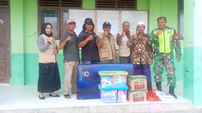 Babinsa Dampingi Dinsos Salurkan Bantuan Pasca Kebakaran Tempat Pengajian