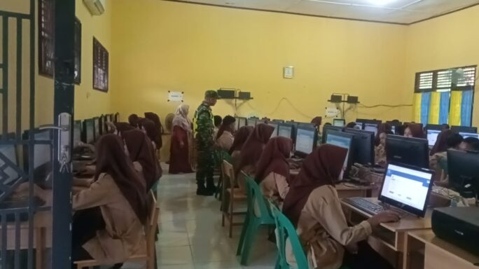 Perhatian Terhadap Pendidikan, Babinsa Berikan Motivasi Para Pelajar Dalam Mengikuti Ujian Semester