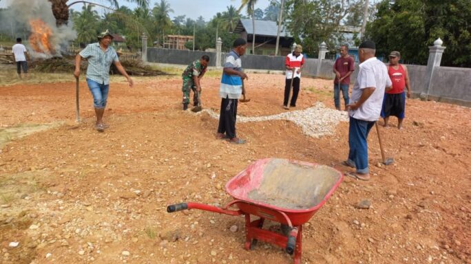 Babinsa Peureulak Dan Warga Gotong Royong Meratakan Tanah Di Halaman Meunasah