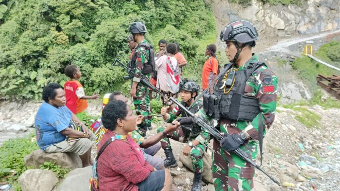 Wujud Manunggal TNI – Rakyat, Satgas Yonif 116/Garda Samudra Komsos rutin Warga Binaan