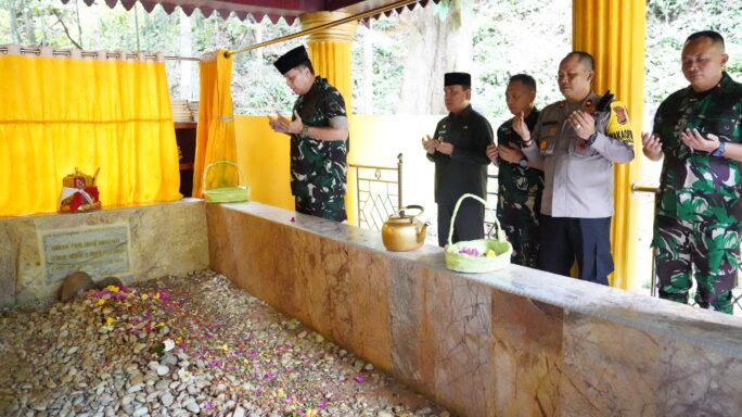 Di Sela-sela penutupan TMMD Ke-120 TA.2024, Pangdam IM Menyempatkan diri Ziarah ke Makam Pahlawan Nasional Teuku Umar