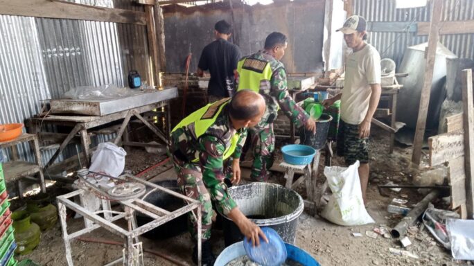 Motifasi Pelaku UKM Babinsa Sambangi Pembuat Kerupuk Kulit.