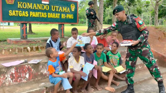 Satgas Pamtas Statis RI-PNG Yonif 111/KB Bagi Buku Dan Alat Tulis
