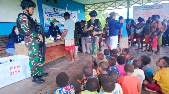 Satgas Yonif 116/Garda Samudra Gelar PIN Polio Bersama Nakes Papua