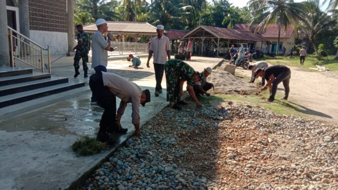 Anggota Koramil 17/Idi Tunong Bersama Polsek Idi Tunong dan Muspika Melaksanakan Karya Bakti.