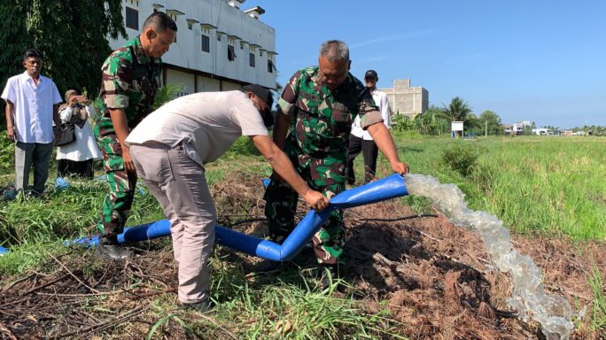 Dandim 0111/ Bireuen Serahkan Bantuan Pompa Air Untuk Program Perluasan Areal Tanam