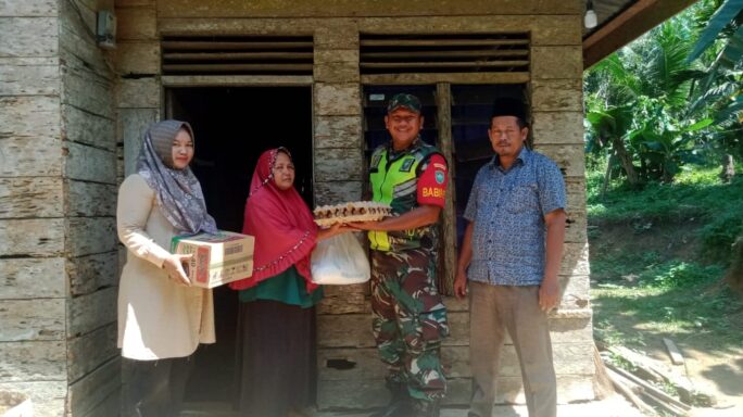 Babinsa Berikan Bantuan Sembako Kepada Warga Kurang Mampu
