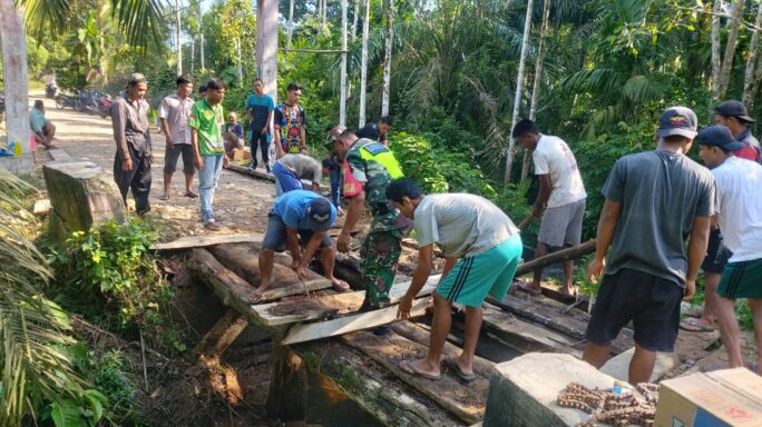 Babinsa Desa Batu Sumbang Dan Warga Gotong Royong Perbaiki Jembatan Rusak