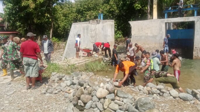 Babinsa Koramil 0108-04/Babussalam Bersama Warga Masyarakat Karya Bhakti Pembuatan Bronjong Sungai