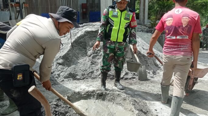 Sinergi Bersama Rakyat, Babinsa dan Bhabinkamtibmas Bantu Warga di Masjid Al-Muslim
