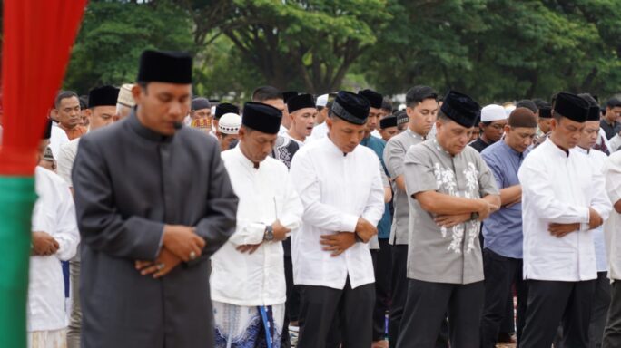 Pangdam IM bersama Forkopimda Provinsi, Para Ulama dan Masyarakat melaksanakan Shalat Idul Adha 1445 H di Lapangan Blang Padang Banda Aceh.