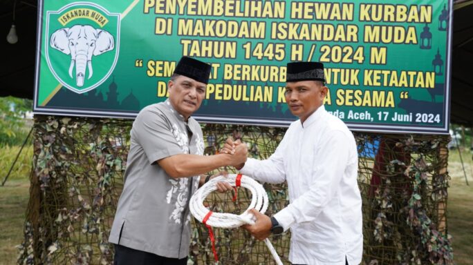Pangdam IM serahkan hewan Qurban kepada Ws Kabintaljarahdam IM untuk disalurkan kepada Kaum Duafa, Fakir miskin dan masyarakat kurang mampu yang berhak menerima.