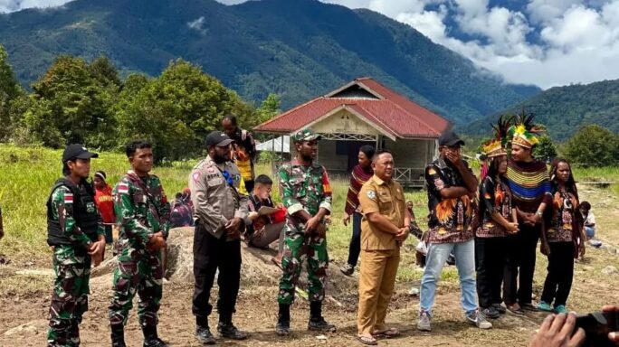Satgas Yonif 116/Garda Samudra Menghadiri Acara Bakar Batu Peresmian Puskemas Distrik Jila