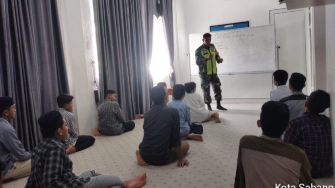 Tanamkan Nilai Pancasila, Babinsa Sosialisasikan Gampong Pancasila Kepada Para Santri.