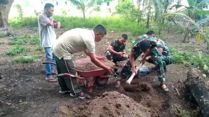 Babinsa Koramil 0108-06/Babul Rahmah Laksanakan Kegiatan Pembibitan Tanaman Berakar Keras Di Polybag .