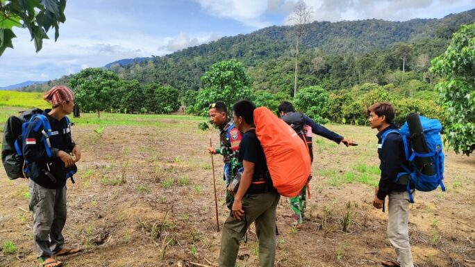 Cegah Karhutla, Babinsa Bersama Polhut Dan Warga Gelar Patroli Lahan Rawan Kebakaran.