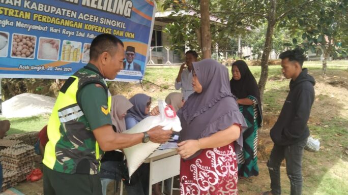 Pasar Murah Keliling: Babinsa Koramil 06/Singkohor Mendampingi Kegiatan Dinas Perindustrian Perdagangan Koperasi dan UKM Kabupaten Aceh Singkil di Desa Pea Jambu.