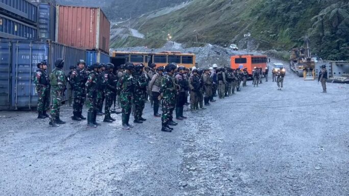 Gabungan Aparat Keamanan Melaksanakan Penertiban Non Karyawan Di Area Terlarang