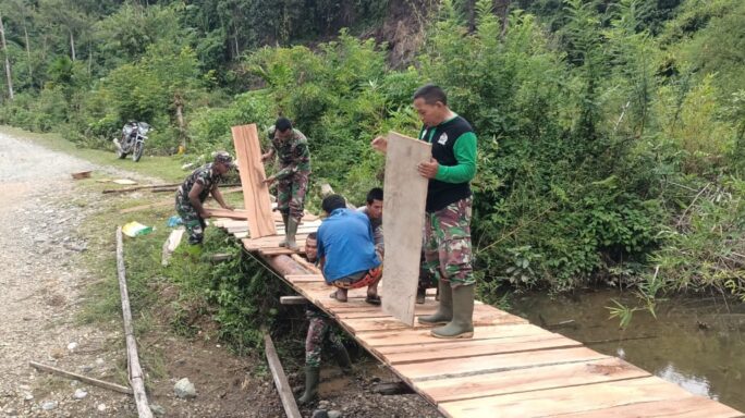 Babinsa Posramil 05/Pante Ceureumen Rehab Jembatan Kayu Yang Menghubungkan 2 Desa