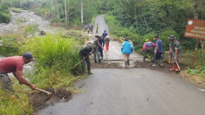 Kebersamaan TNI Bersama Masyarakat dalam Karya Bakti Perbaiki Jembatan