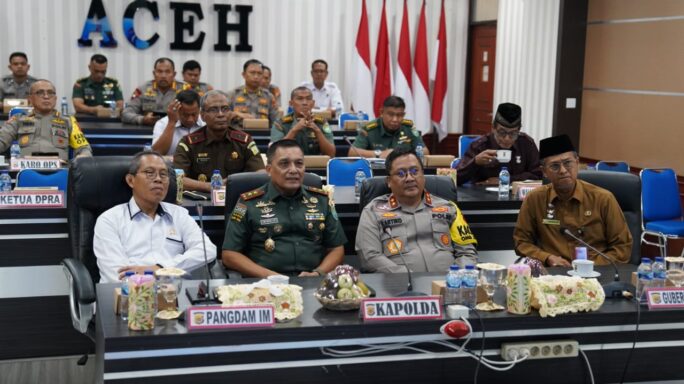 Pangdam IM Bersama Kapolda Aceh Dan Asisten III Aceh Ikuti Rapat Virtual Bersama Presiden