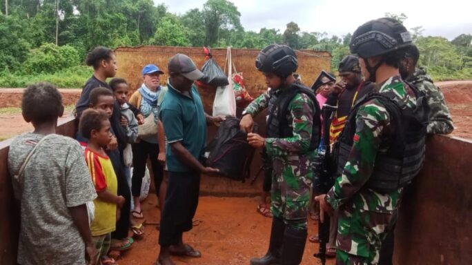 Selain Diperiksa Pelintas Batas Juga Diberikan Arahan Oleh Anggota TNI Satgas Pamtas Statis RI-PNG Yonif 111/KB