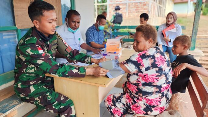 Cuaca Tidak Menentu Masyarakat Datang Ke Pos TNI Satgas Pamtas Statis RI-PNG Yonif 111/KB Untuk Berobat