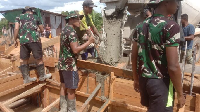 Melalui Karya Bakti TNI Satgas Pamtas Yonif 111/KB Bantu Percepatan Pembangunan Gereja