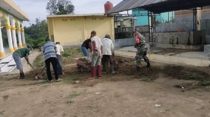 Jum’at Bersih: Babinsa Gemasih Gotong Royong Bersama Warga Binaan