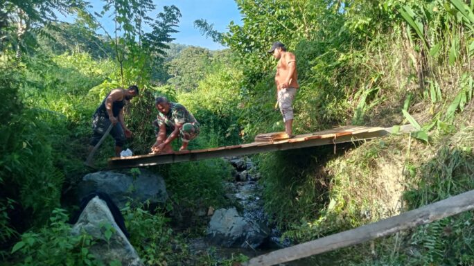 Babinsa Jajaran Kodim 0116/Nagan Raya Terus bantu Warga membuat Jembatan dari Kayu.