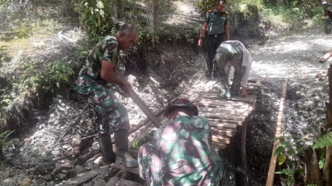 Atasi Kesulitan Warga, Personil Kodim/Subulussalam Gotong Royong Perbaiki Jembatan Rusak.