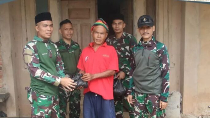 Rayakan Idul Adha Di Tapal Batas Satgas Pamtas Statis RI-PNG Yonif 111/KB Bagikan Daging Kurban Untuk Masyarakat.