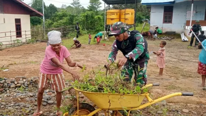 Dengan Gotong Royong Satgas Pamtas Yonif 111/KB Ajak Masyarakat Jaga Kebersihan Lingkungan