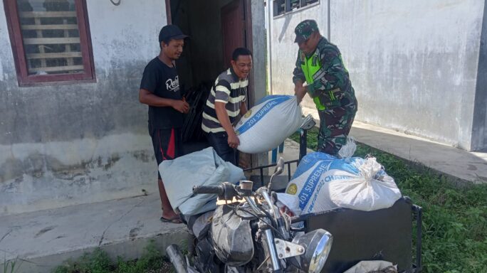 Serda Agus Santoso Bantu Warga Angkut Hasil Panen Jagung