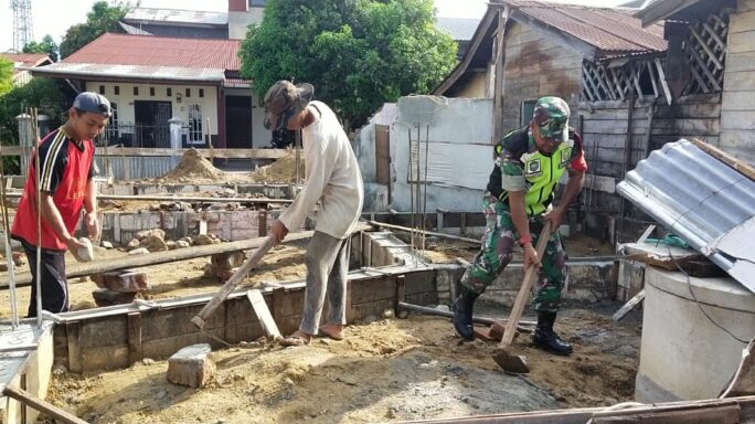 TNI Manunggal Dengan Rakyat Babinsa Koramil 01/ Bireuen Bantu Warga Bangun Rumah RTLH