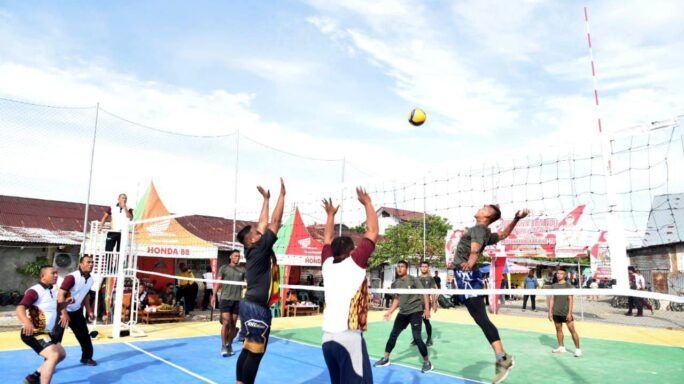 Sinergitas TNI – Polri. Sambut HUT Bhayangkara ke – 78, Prajurit Yonif 113/JS Semarakkan Laga Tanding Bola Volly bersama Polres Bireuen.