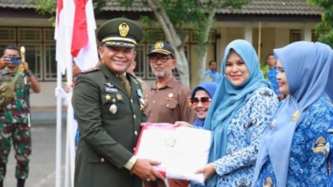 Hadiri Peringatan Harlah Pancasila 2024 Dandim 0102/Pidie Bersama Forkopimda, Bagikan Bendera Merah Putih