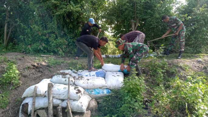 Bantu Kesulitan Rakyat,Personel Kodim 0111/ Bireuen Bersama Warga Perbaiki Embung Yang Rusak
