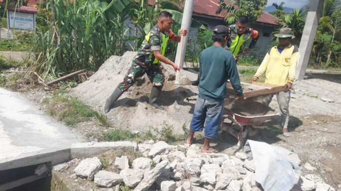 Jalin Erat Silaturahmi Babinsa Komsos Bantu Warga Buat Rumah