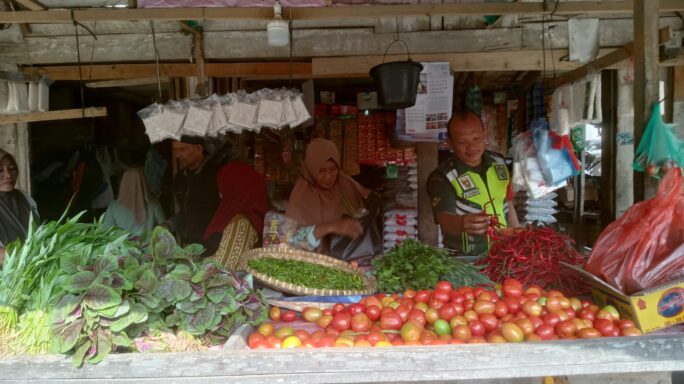 Kunjungi Pasar Tradisional Serda M.Syahdan Pastikan Stabilitas Harga Sembako Masih Stabil