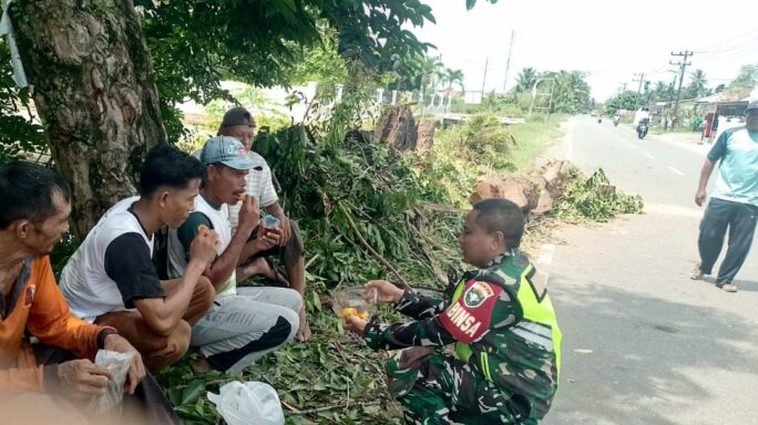 Terlihat Jelas Keakraban Babinsa Posramil Suka Makmue Saat berbagi Kueh Setelah Laksanakan Gotong Royong