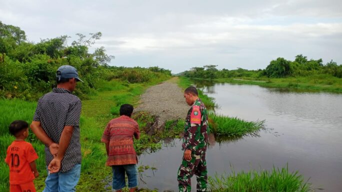 Cegah Banjir, Sertu Munawar Ingatkan Warga Jangan Sekali – Kali Buang Sampah Ke Aliran Air Terutama Sungai