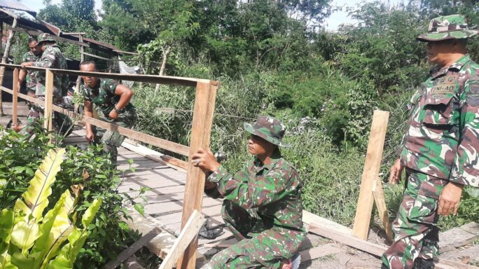 Koramil 03/TMG: Karbak Bangun Jembatan Warga