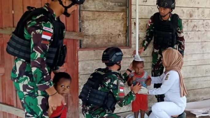Satgas Yonif 116/Garda Samudra Gelar Posyandu Balita Bersama Nakes Puskesmas Papua