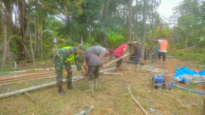 Penuhi Kebutuhan Air Babinsa Benua Raja Dampingi Pembuatan Sumur Bor Program TNI Manunggal Air.