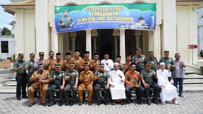 Pangdam IM Resmikan Ground Breaking dan Penyerahan Dana Rehab Masjid Baiturrahim Ulee Lheue Banda Aceh.